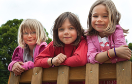 Kinder über dem Zaun